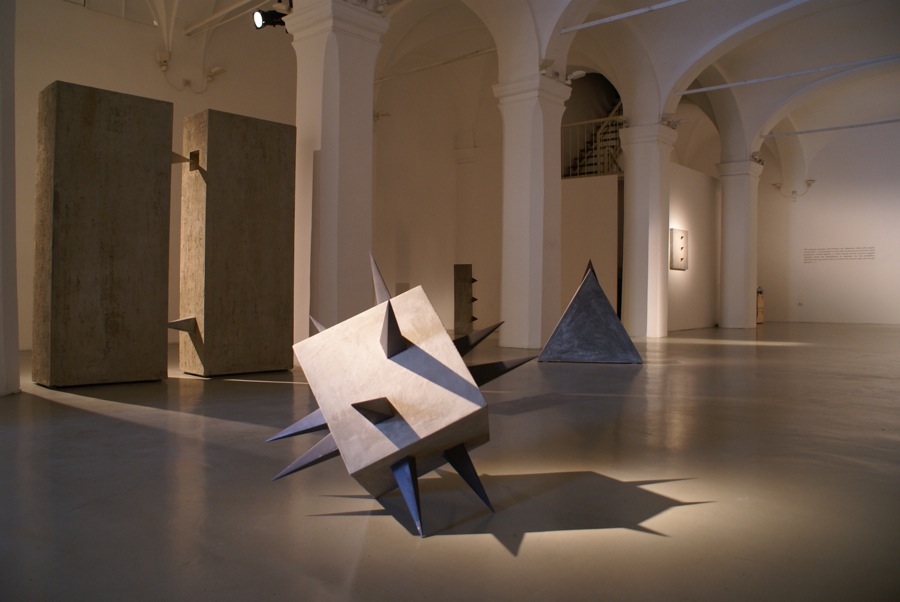Mauro Staccioli, Barriera 1970-92, Galleria Niccoli 2012, foto 1
