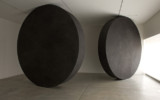 Scultura intervento, iron and painted concrete, Ph. A. Maniscalco Mauro Staccioli, Galleria Fumagalli, 2007, Fotografia
