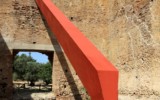 Diagonale Rossa, wood and concrete, 2500x100x50 cm, Ph. a. Renda Mauro Staccioli, diagonale rossa, Scolacium e MARCA 2011, foto 7