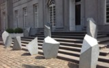 Prismoidi, 2003, galvanized iron, eleven elements, 110x70x80 cm each. Mauro Staccioli, Prismoidi, Seneffe 2014, foto 9