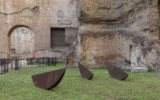 Senza titolo, 1993, corten steel, thre elements, 55x250x20 cm each, Ph. E. Giovinazzo Mauro Staccioli, Senza titolo 1993, Terme di Caracalla 2018, foto 16