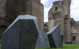 Prismoidi, 2003, galvanized iron, eleven elements, 110x70x80 cm each. Foto di F. Caricchia. Mauro Staccioli, Prismoidi 2003, Terme di Caracalla 2018, foto 17