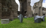 Prismoidi, 2003, galvanized iron, eleven elements, 110x70x80 cm each. Foto di F. Caricchia. Mauro Staccioli, Prismoidi 2003, Terme di Caracalla 2018, foto 18
