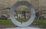 Anello, 2011, concrete and iron, Ø220x20 cm. Foto di E. Giovinazzo. Mauro Staccioli, Anello 2011, Terme di Caracalla 2018, foto 20