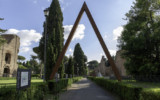 Portale, 2014, corten steel, 1067x830x55 cm. Foto di F. Caricchia. Mauro Staccioli, Portale 2014, Terme di Caracalla, foto 4