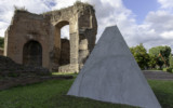 Piramide, 1972-2009, concrete and iron, 440x400x400 cm. Foto di F. Caricchia. Mauro Staccioli, Piramide 1972-2009, Terme di Caracalla 2018, foto 7