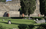 Installazioni, 1995, iron and red concrete, three elements, Ø300x50 cm each, Ph. F. Caricchia Mauro Staccioli, Installazioni 1995, Terme di Caracalla 2018, foto 9