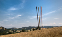 Al bimbo che non vide crescere il bosco, 2009 “Luoghi d’esperienza, Volterra - 2009” - Credits Associazione Archivio Mauro Staccioli. Foto di Bob Tyson.