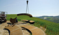 Installazioe di Primi passi 2009, “Luoghi d’esperienza, Volterra - 2009” - Credits Associazione Archivio Mauro Staccioli. Foto di Sergio Borghesi.