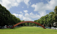 "Arc-en-ciel", Square Henry Lainé, Forest, Bruxelles, 2003, Credits Associazione Archivio Mauro Staccioli.