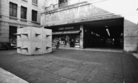"Scultura-Intervento", Libreria Internazionale Einaudi, Piazzetta Einaudi - Credits Associazione Archivio Mauro Staccioli. Foto di Enrico Cattaneo.