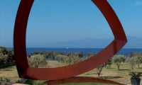 "Triangolo dai lati curvi", 2006, Villa Montesano, Collezione Privata, Credits Associazione Archivio Mauro Staccioli.
