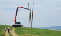 Installazione di Al bimbo che non vide crescere il bosco, 2009 “Luoghi d’esperienza, Volterra - 2009” - Credits Associazione Archivio Mauro Staccioli. Foto di Sergio Borghesi.